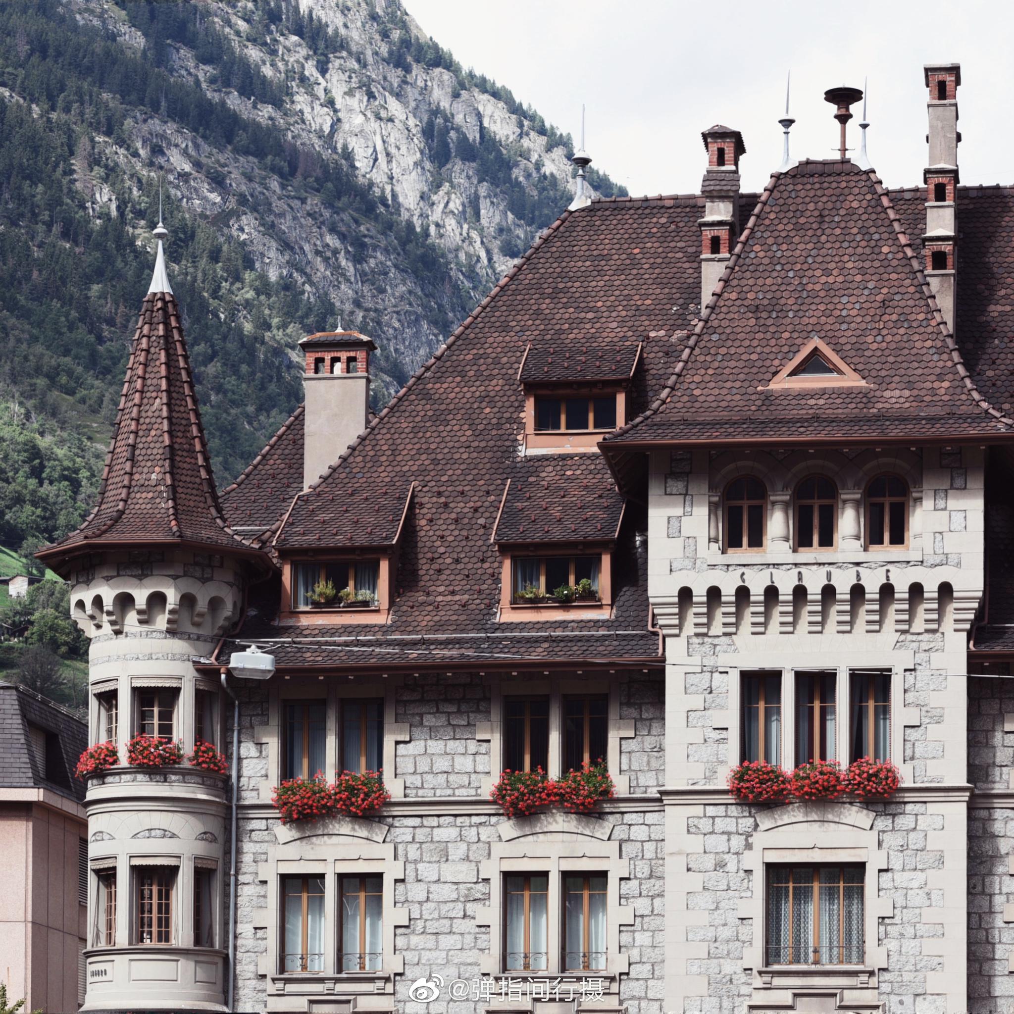 在明媚阳光的笼罩中,隐于瑞士瓦莱州山谷里的布里格,一切都美得恰如其