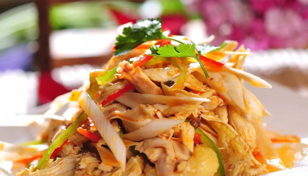 острый салат. китайский салат с курицей и огурцами. салат с курицей по китайски. китайские салаты названия. салат капуста кунжут.