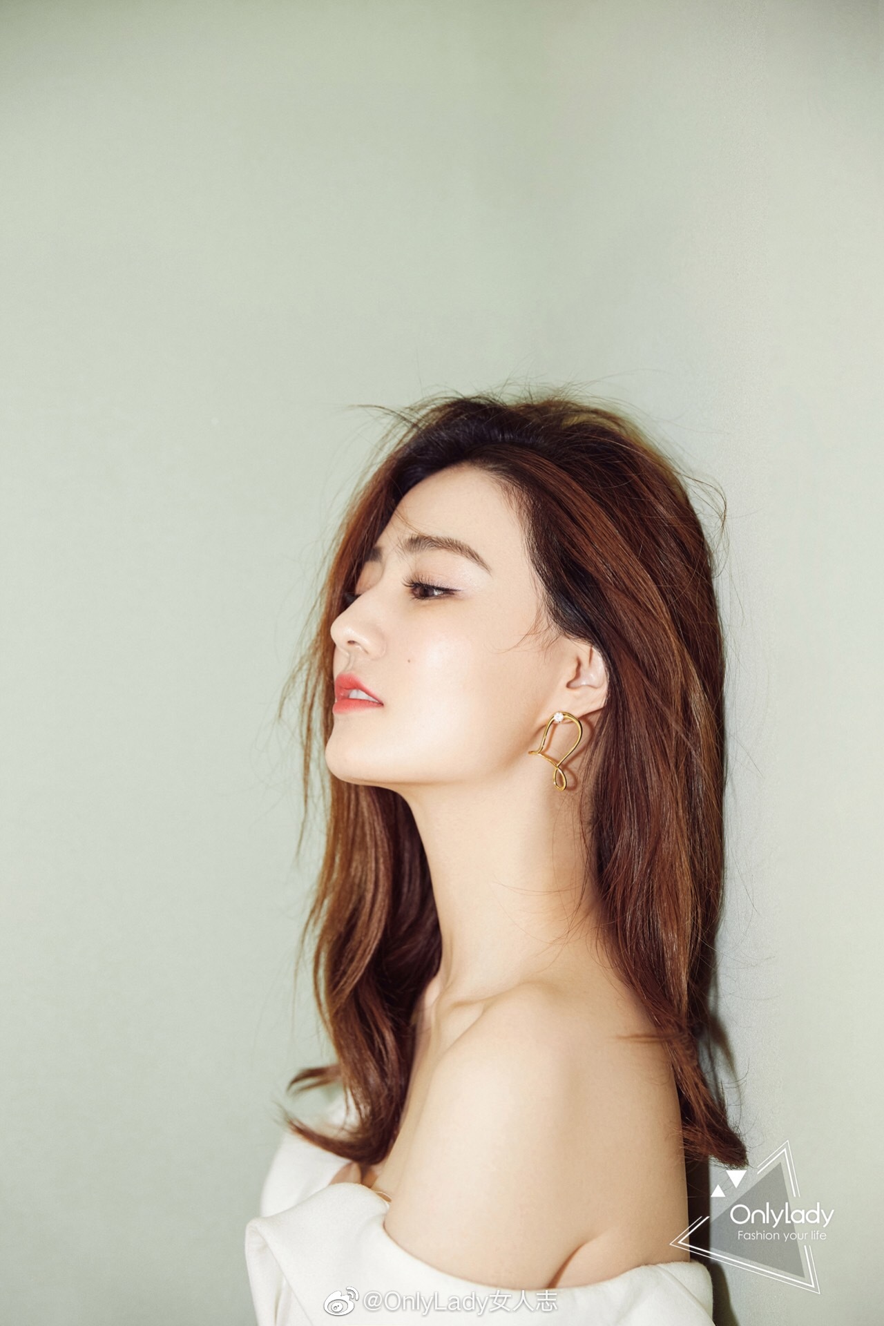 徐璐lulu 现身魔都上海某活动.当天她以一袭白色露肩礼服亮相