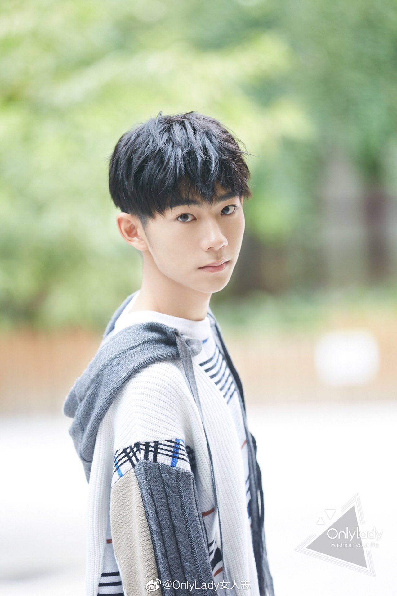 演员刘家祎 最新早秋风写真曝光,蓝灰色格纹连帽衫