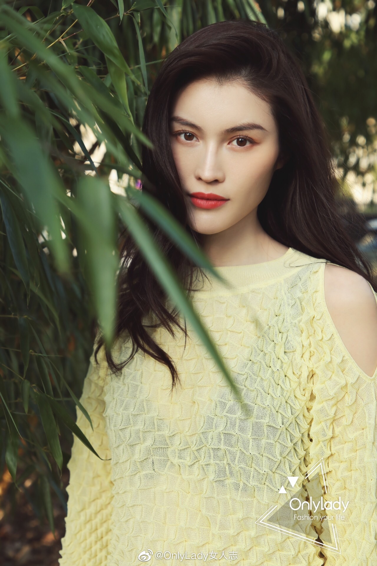 何穗 抵达巴黎,身穿兔子先生针织开衫搭配大廓形纸袋裙