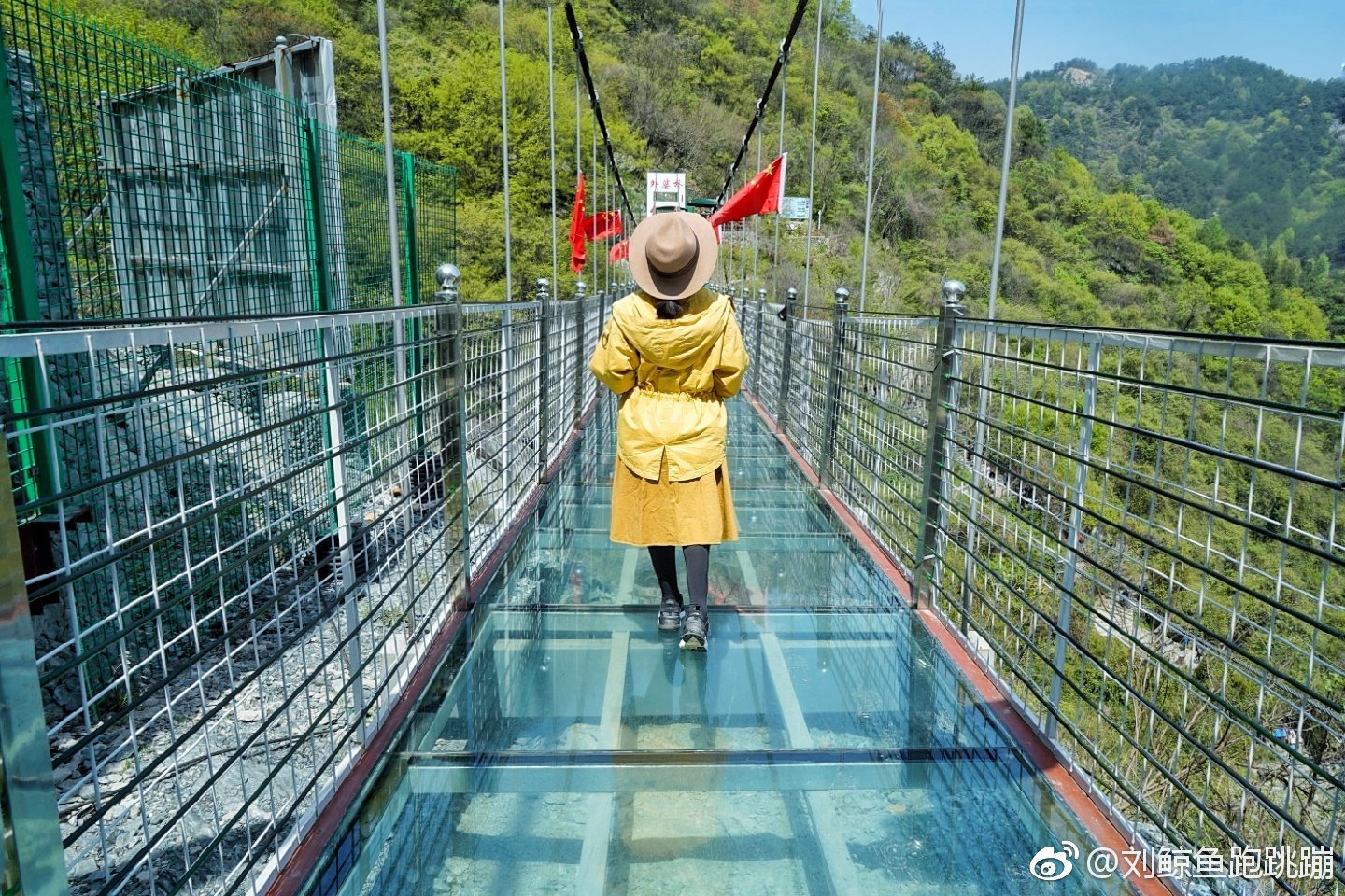 在木兰天池,有一座外婆桥是玻璃制成,高空通透的天桥连接山谷