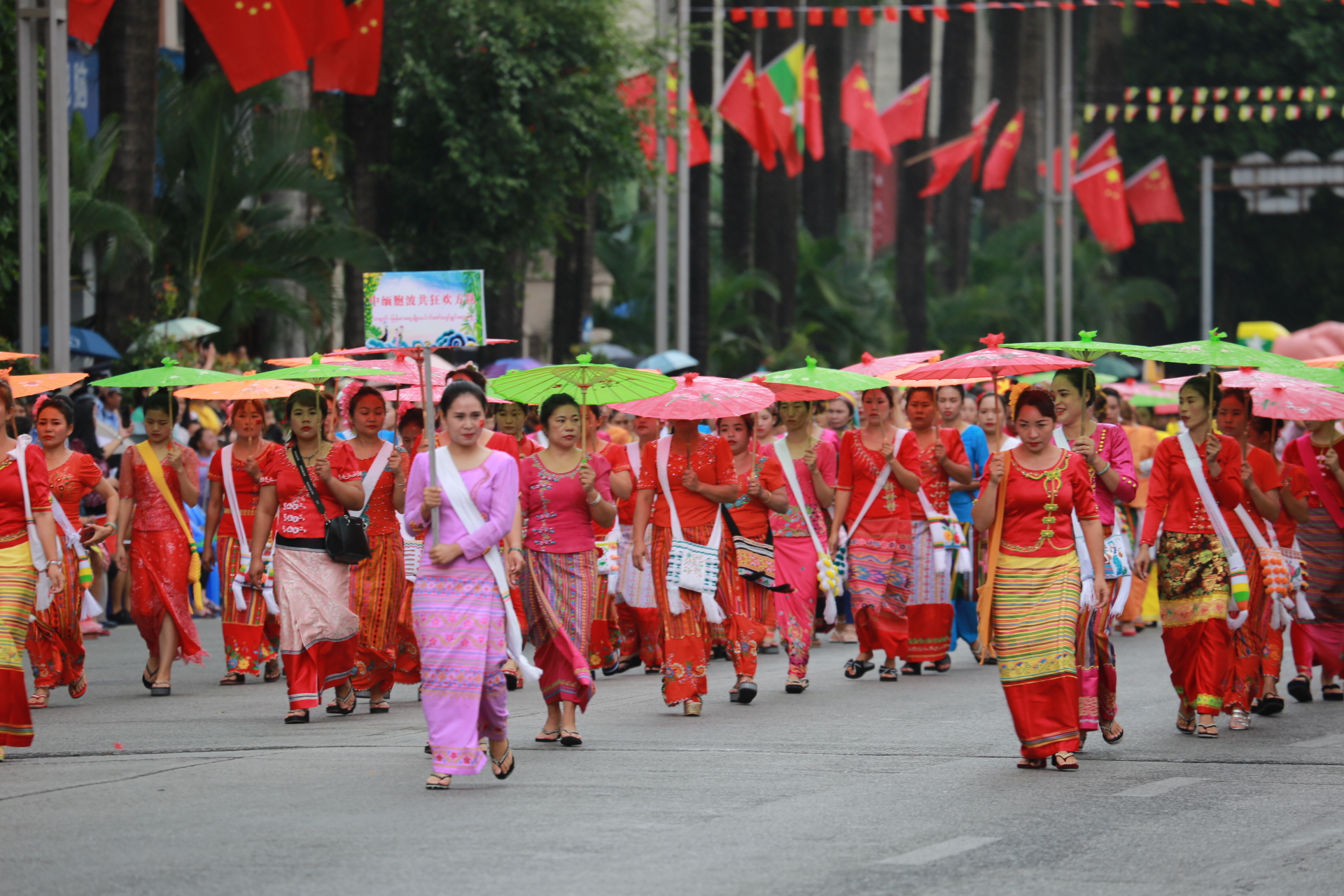 瑞丽中缅胞波狂欢节开幕式现场(三)这是巡演的第二篇章《中缅胞泼共