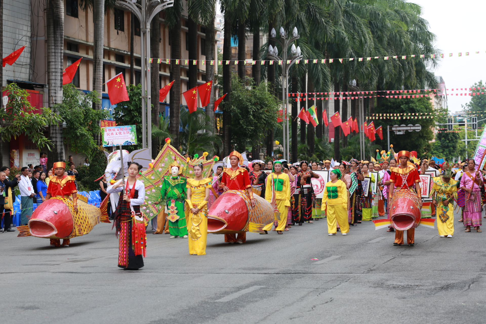 瑞丽中缅胞波狂欢节开幕式现场(三)这是巡演的第二篇章《中缅胞泼共
