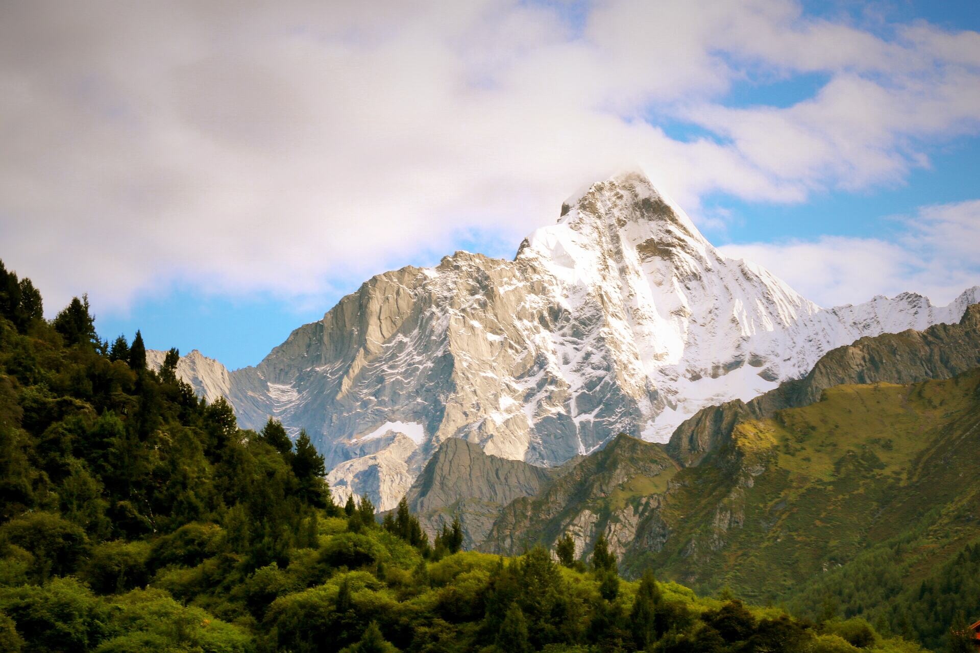 四姑娘山,位于四川省阿坝藏族羌族自治州小金县与汶川县交界处_高清