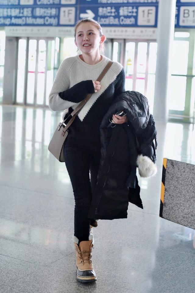 热依扎还是换双鞋吧穿紧身牛仔裤连漫画腿都没了真难看