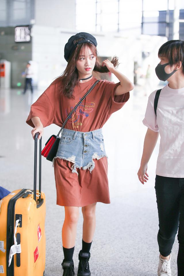 被黄婷婷美到了,《快本》里穿红色皮裙性感又清纯