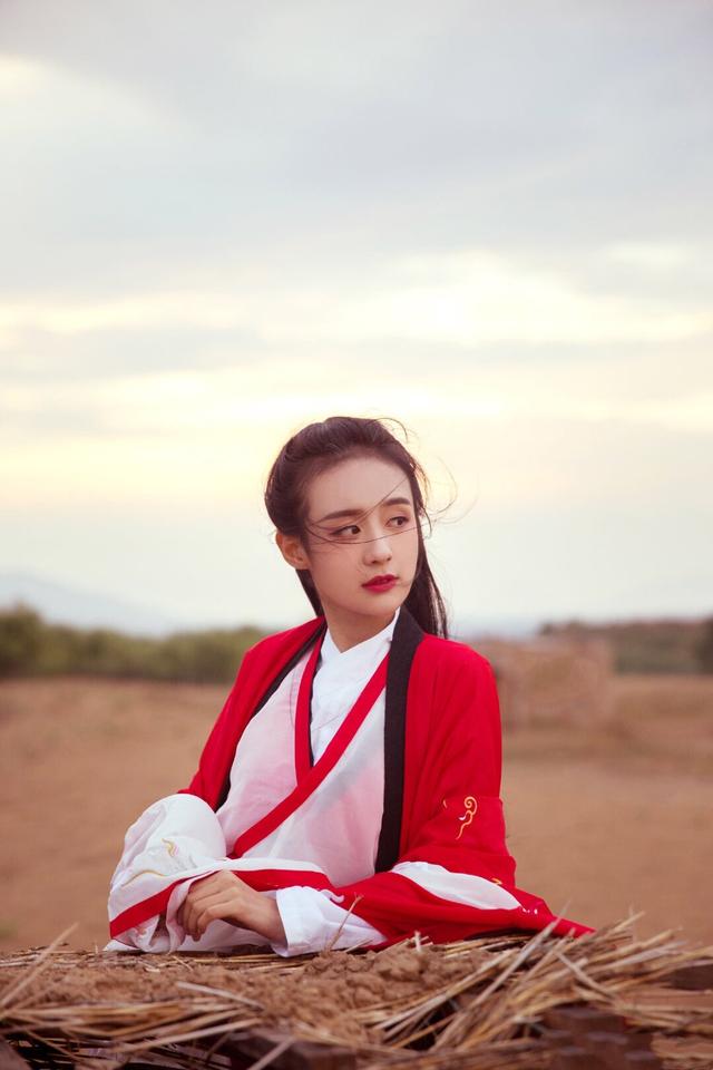 红色长衫长发披肩–郑合惠子