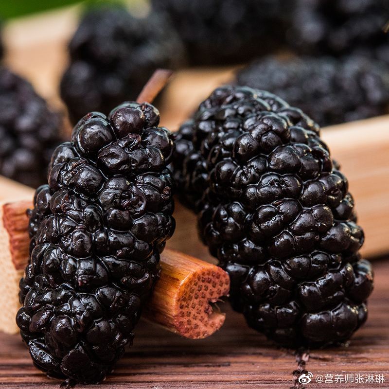 黑桑葚:桑葚能够补益肝肾,滋阴养血
