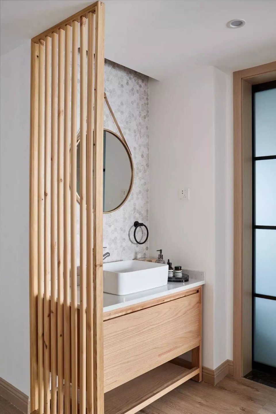 小户型可以把洗手台移到卫生间门外,省空间又实用