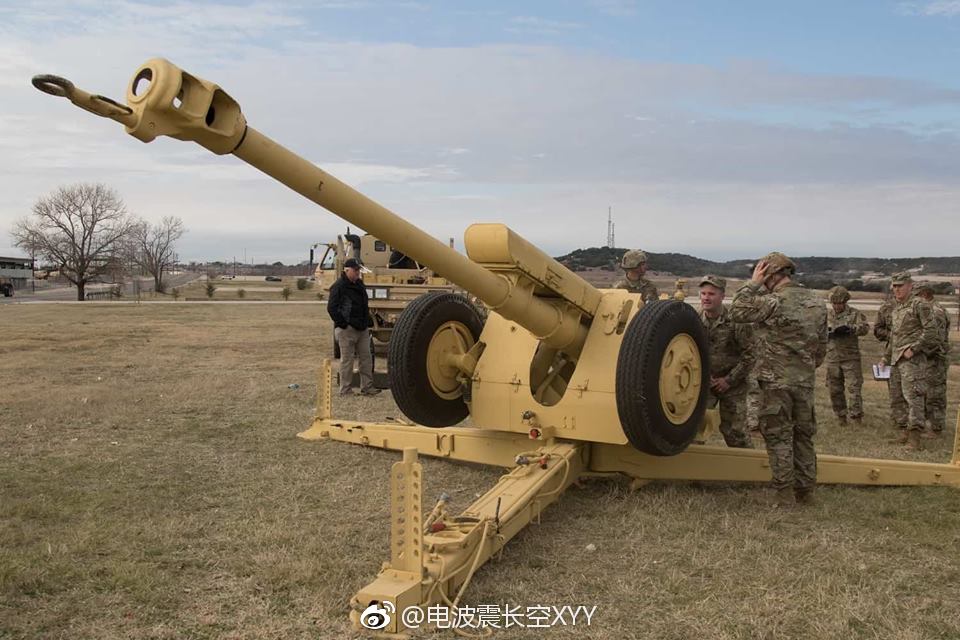 胡德堡的美军士兵学习毛子d30榴弹炮的使用