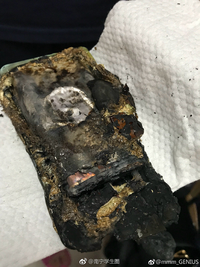 可怕凌晨三点多妹子宿舍充电宝竟发生自燃