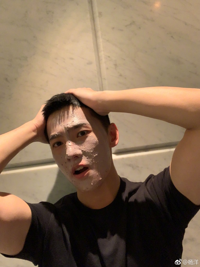 杨洋剪短发大变样凹造型满脸泥抢镜网友肱二头肌比脸宽