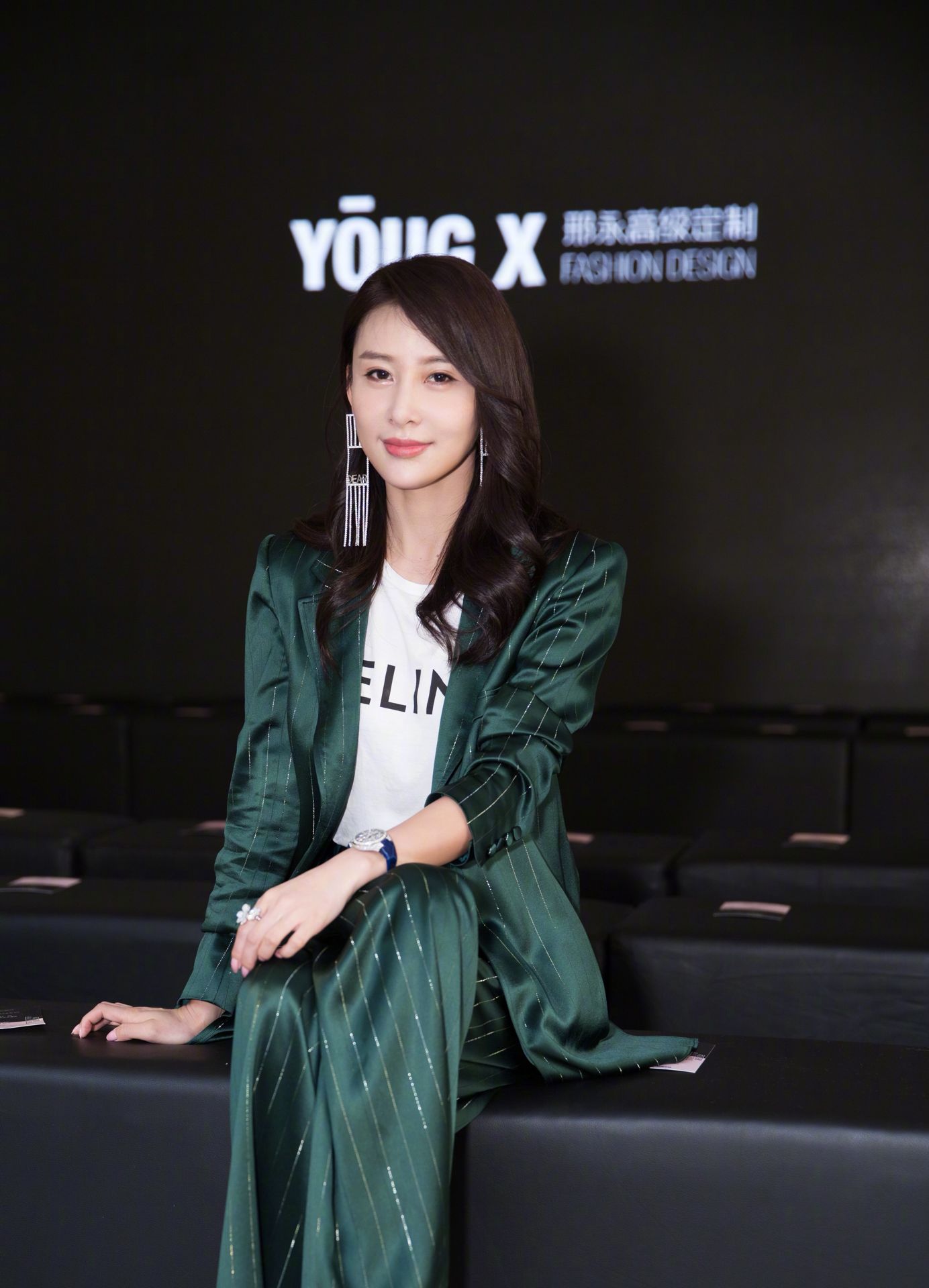 贾青出席好友品牌发布会,一袭绿色西装,气场穿出2米8!