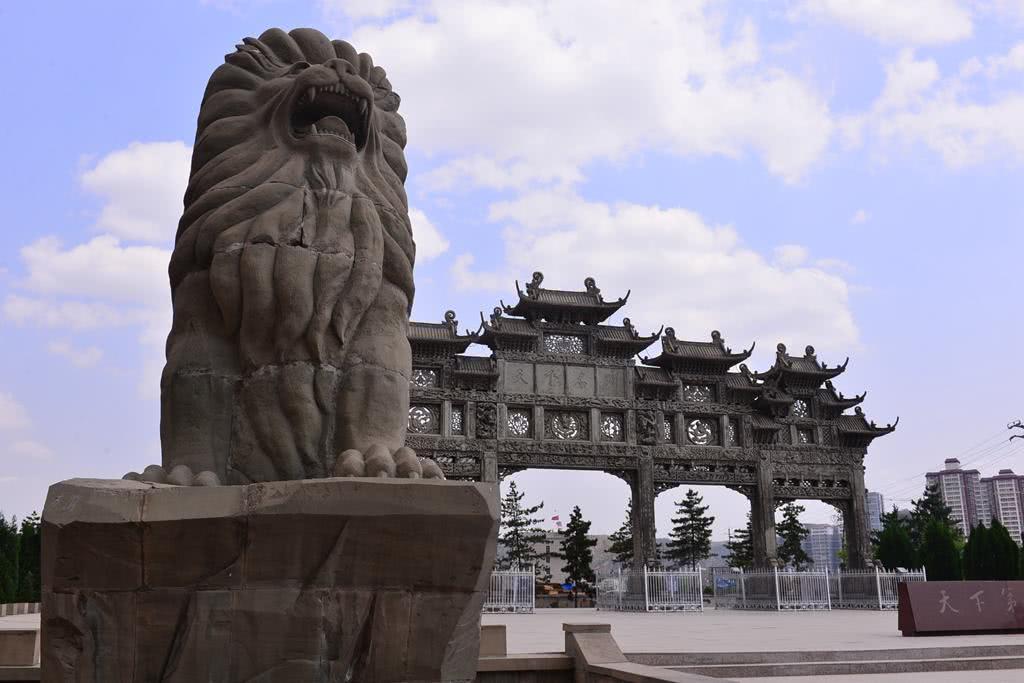 绥德是一个神奇的地方,站在千狮桥上,无定河的水缓缓流淌,这座古老的