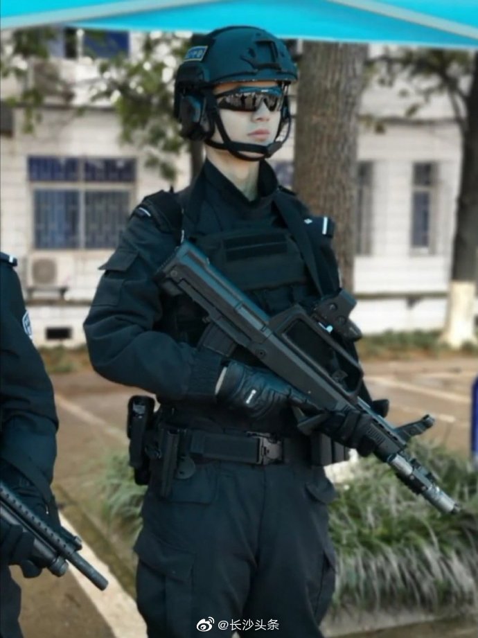 《守护解放西》长沙市公安局特巡警支队第一特警大队民警刘曦钧