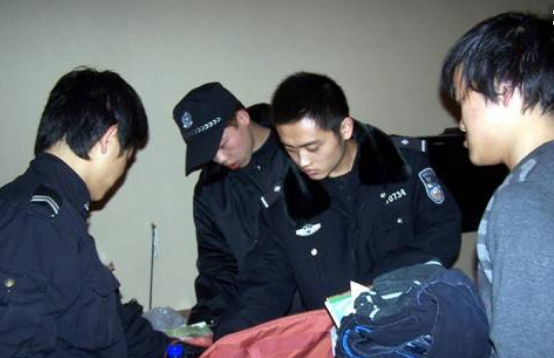 警察到酒店查房时是如何辨别男女之间关系的警察真智慧