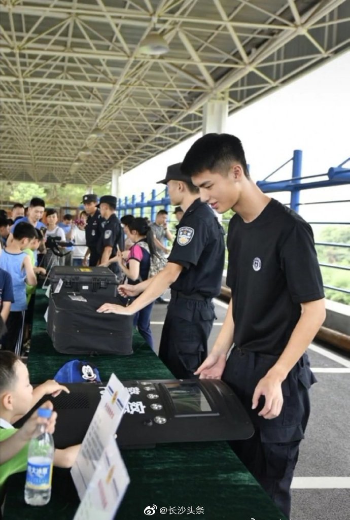 《守护解放西》长沙市公安局特巡警支队第一特警大队民警刘曦钧