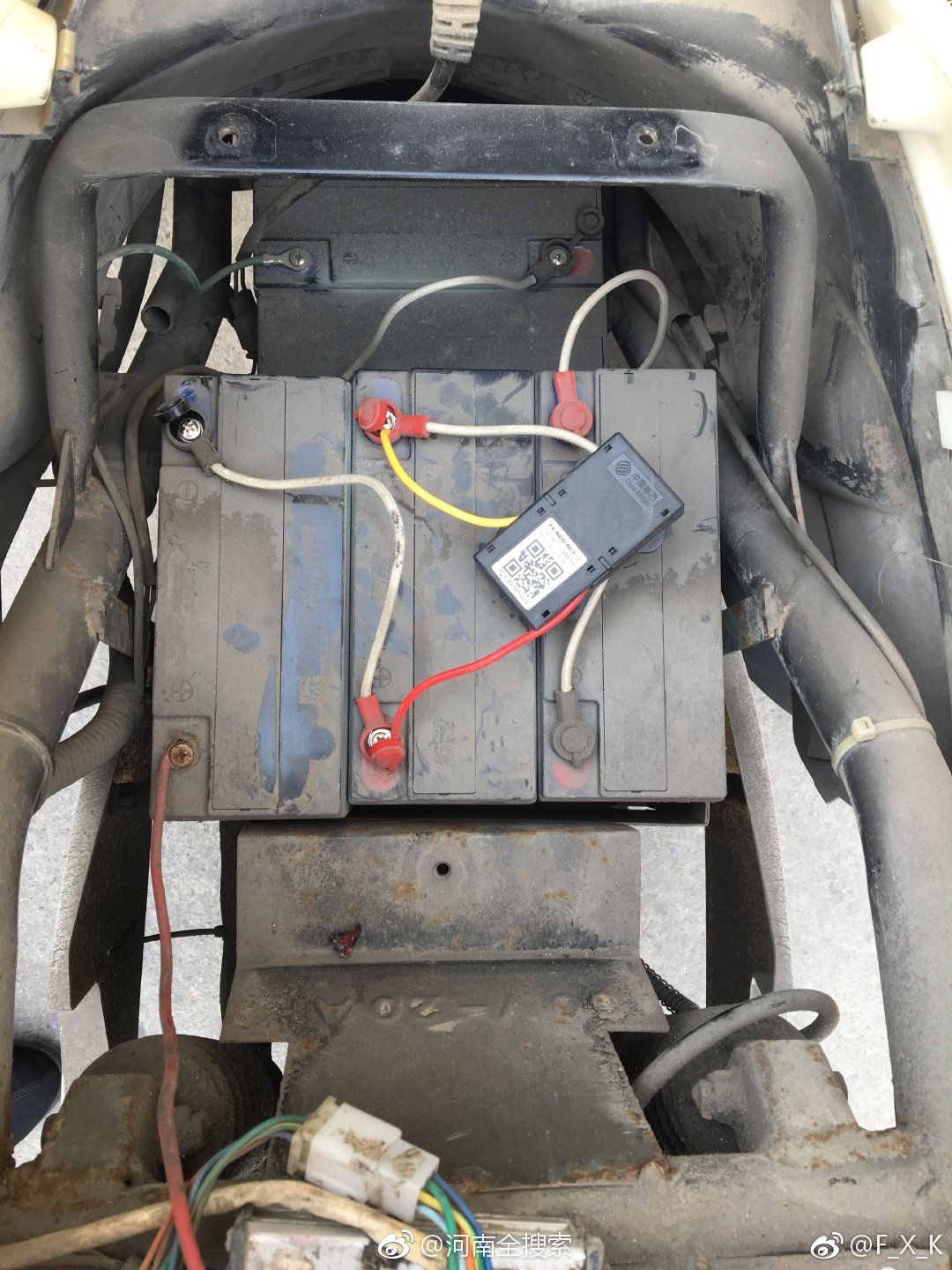电动车上牌定位器安装不当导致一组电瓶报废