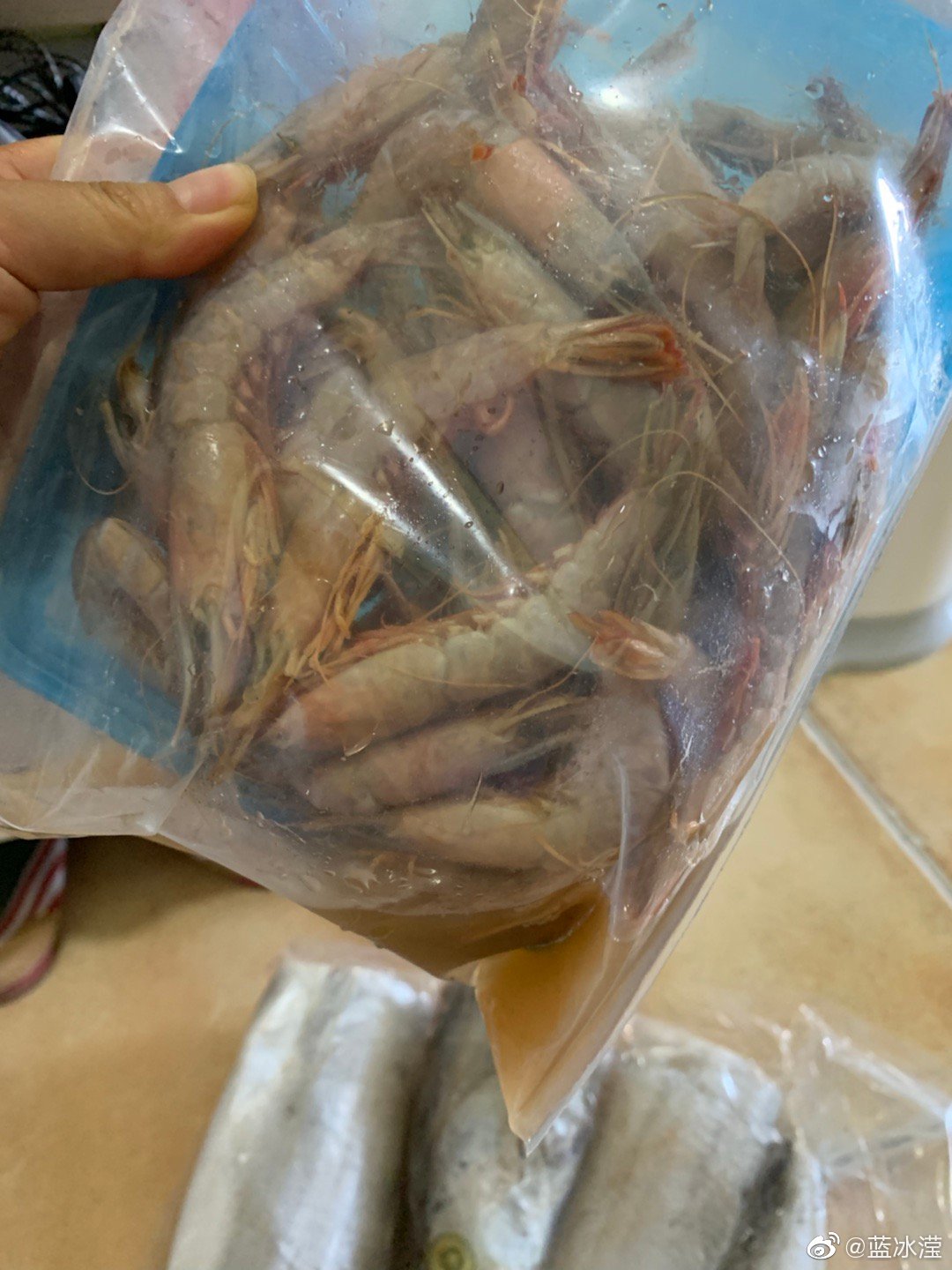 在网上买海鲜,说好了发顺丰冷链物流,结果用的普通快递