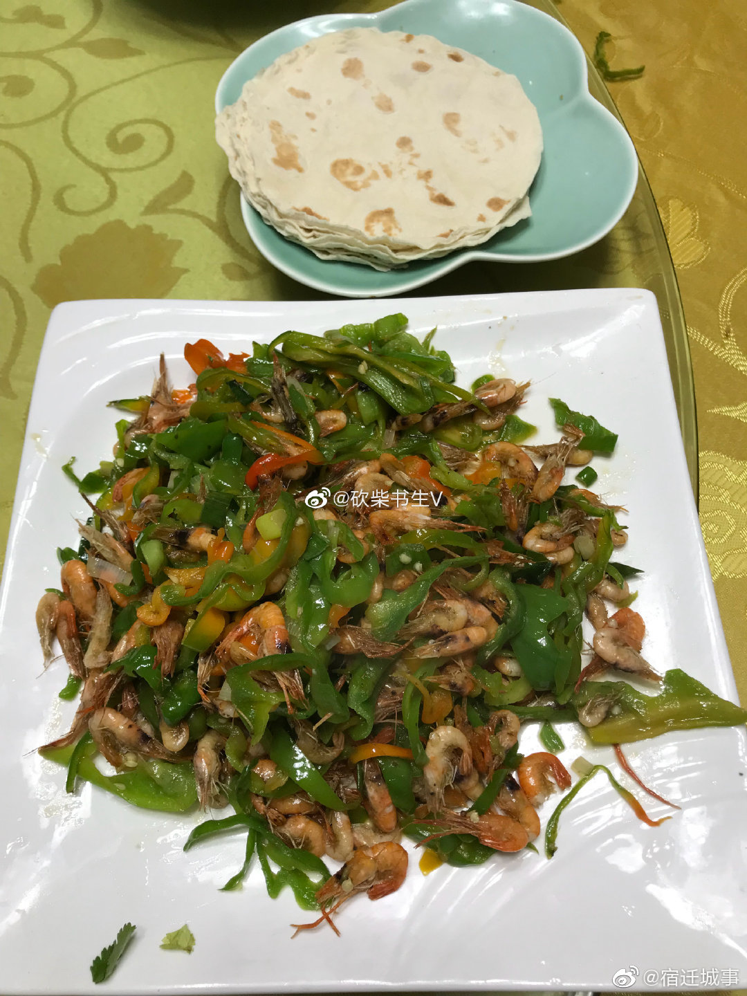 青椒炒小河虾,这道菜不错,用单饼(有的地方叫烙馍)卷着吃