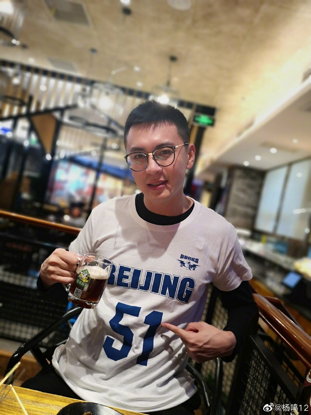 杨鸣今日更新了一条微博悼念吉喆,他写道:"此刻