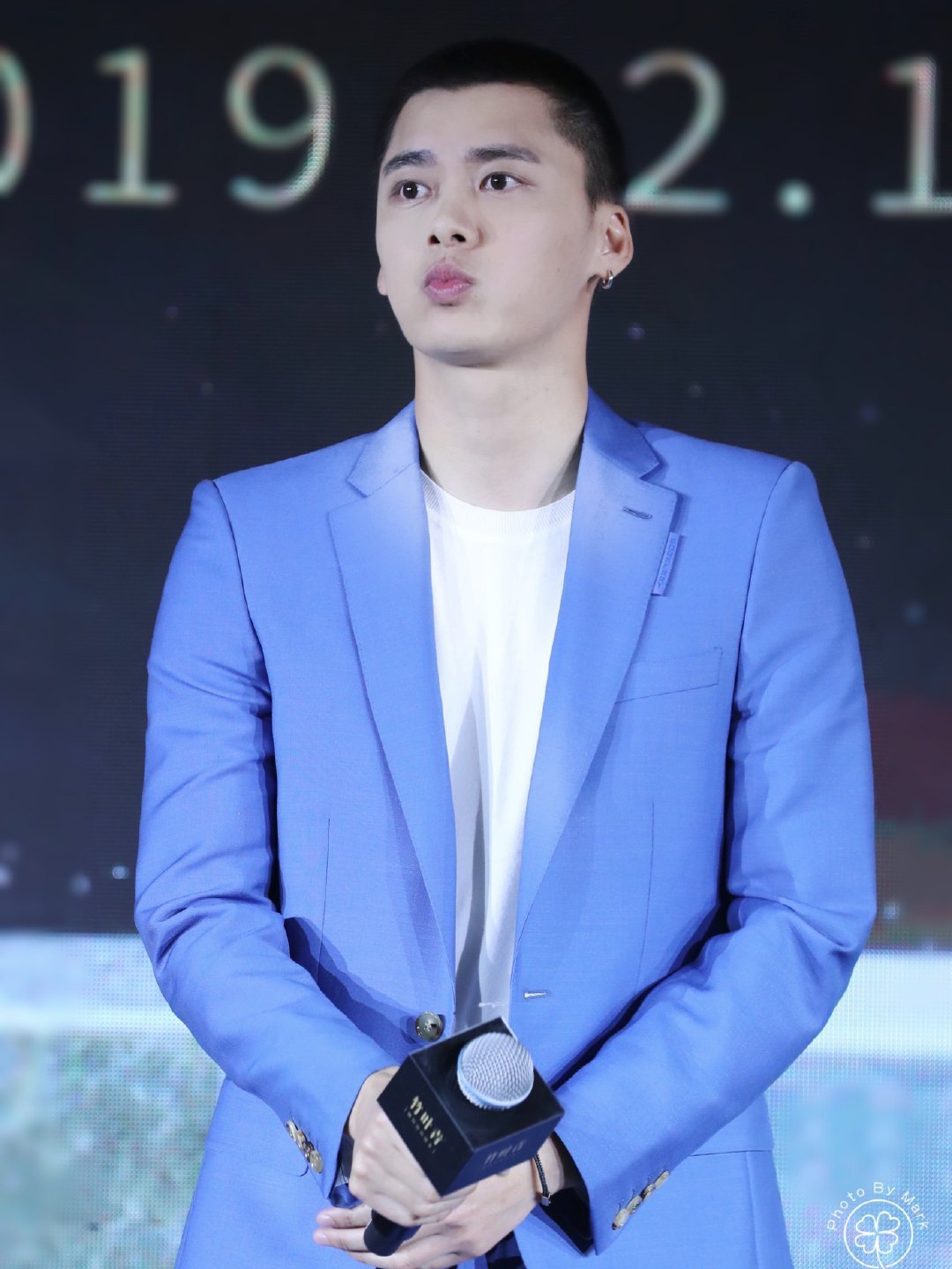 李易峰出席品牌活动,蓝色西装加寸头你的蓝朋友上线啦