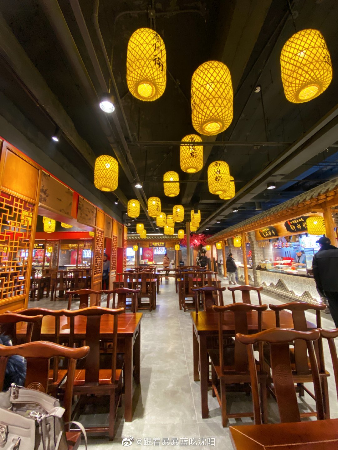 不,这是小吃楼!22家档口