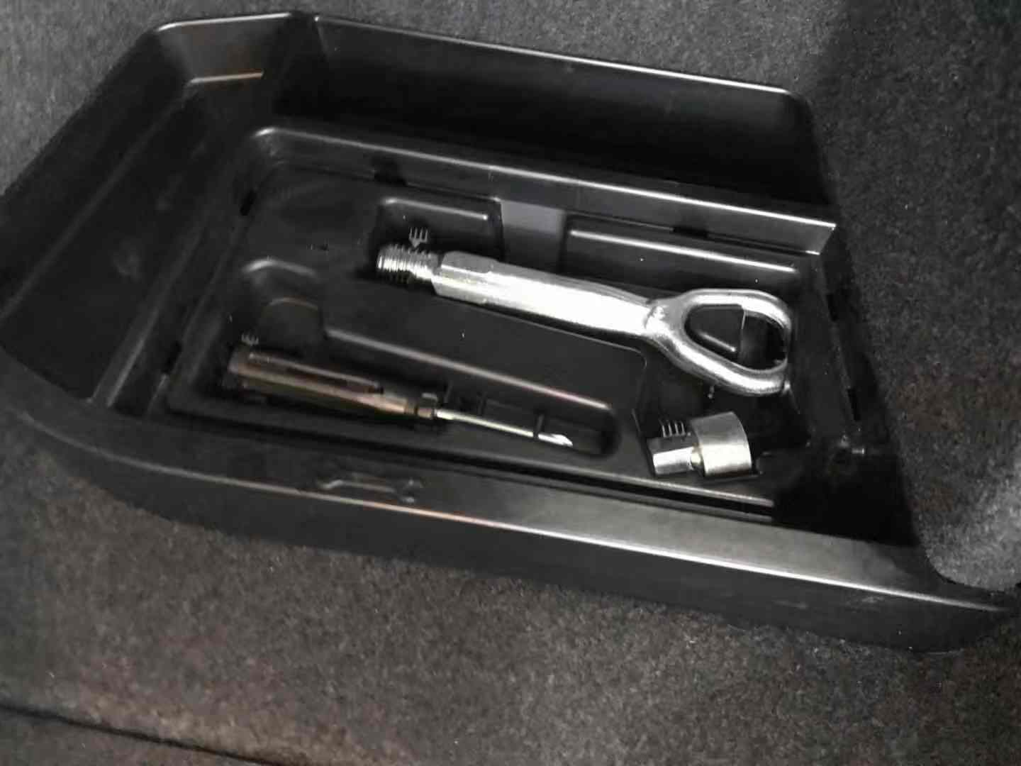 打开后备箱,看到随车工具都很齐全,宝马3系是没有备胎的,随意掀起盖板
