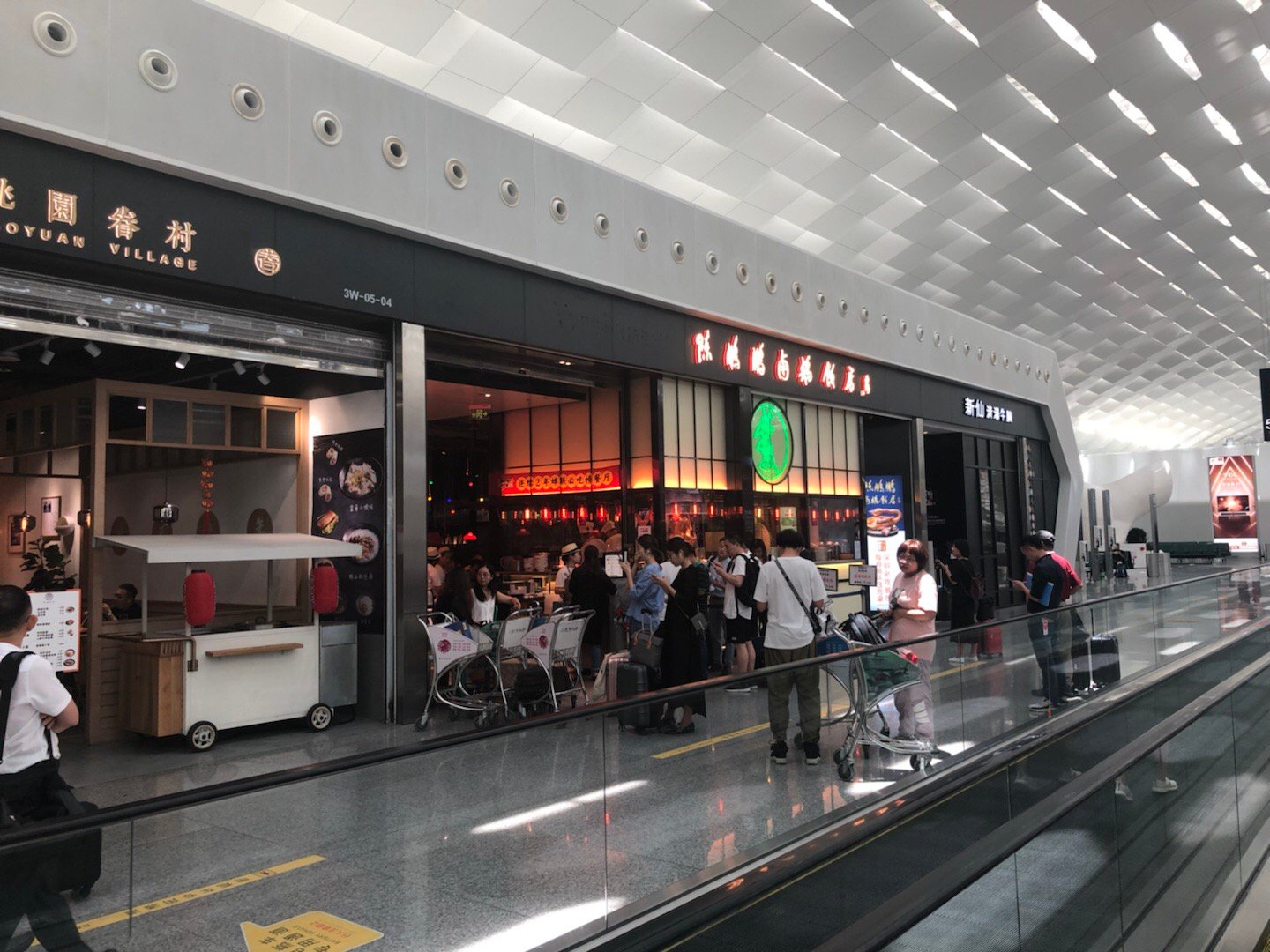 3家店开在一起 午餐时间 卤鹅店排队爆满 桃园眷村人丁稀少 3家店开在一起 午餐时间 卤鹅店排队爆满 桃园眷村人丁稀少