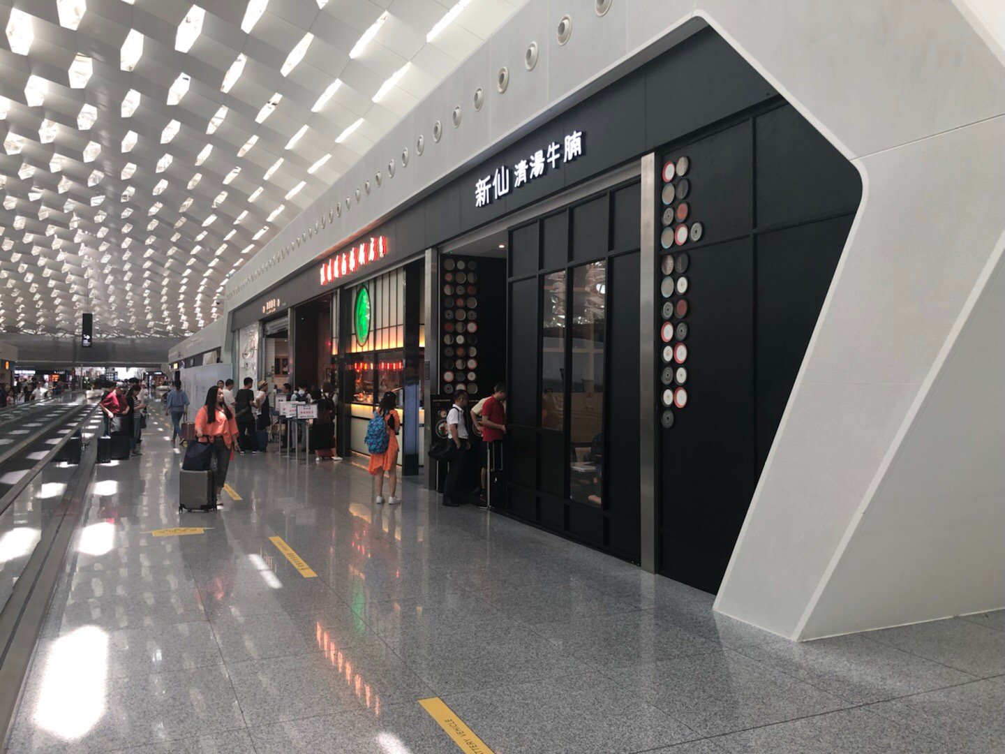 3家店开在一起 午餐时间 卤鹅店排队爆满 桃园眷村人丁稀少 3家店开在一起 午餐时间 卤鹅店排队爆满 桃园眷村人丁稀少