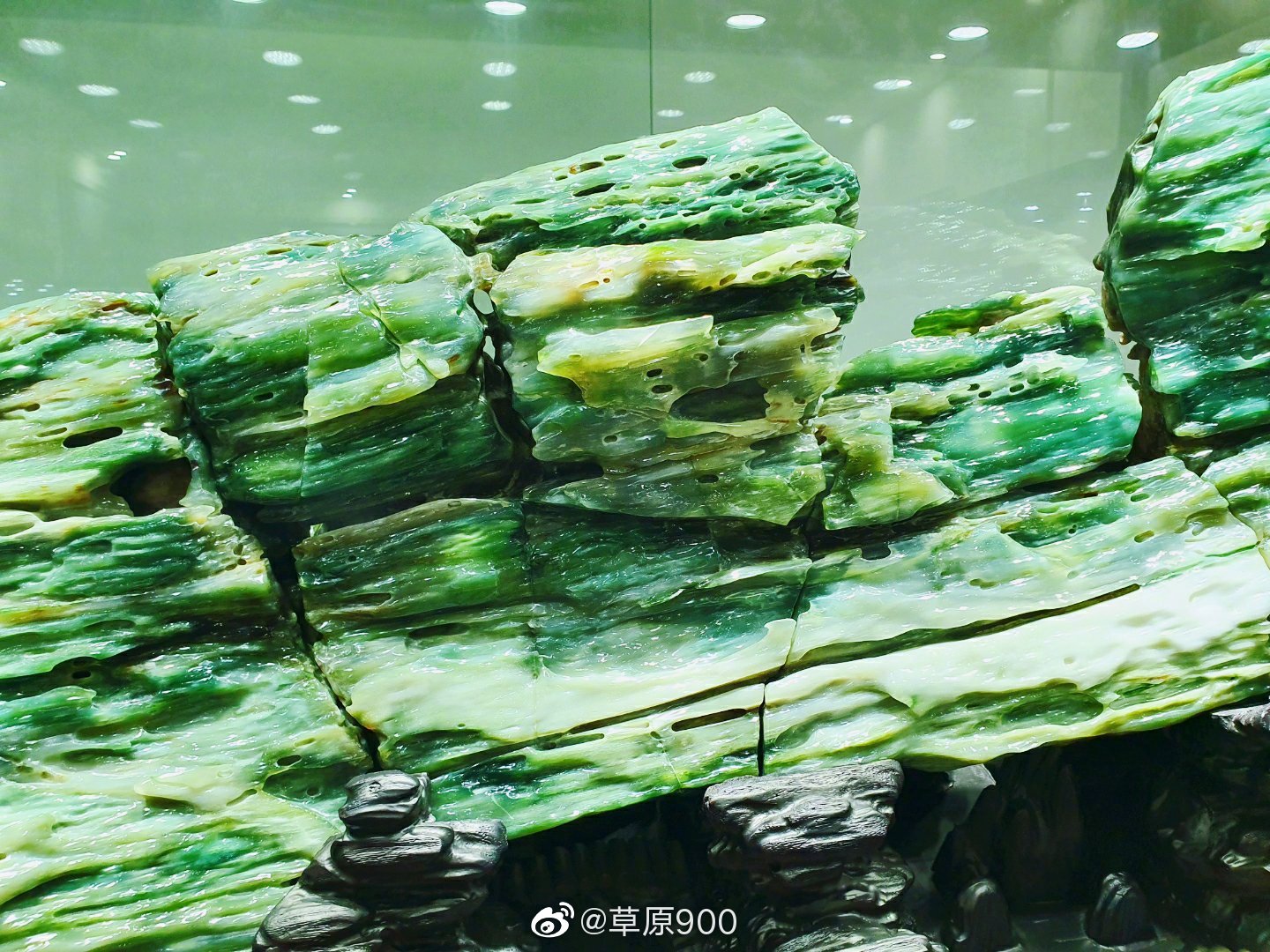 瑞丽树化玉博物馆镇馆之宝"青帝",长208厘米,高46厘米