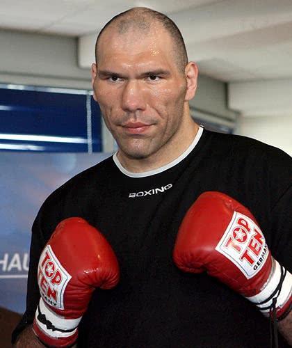 "东方巨兽"瓦鲁耶夫应该是迄今为止全世界体格最大的拳击运动员了,他