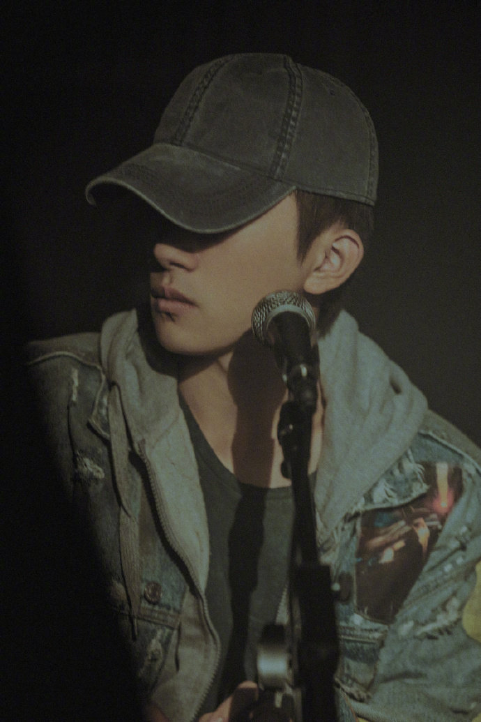 易烊千玺 |《念想》mv 图集