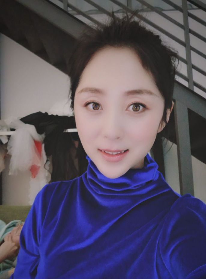 她28岁星光大道成名, 32岁却抢别人老公, 如今34岁沦为家庭主妇