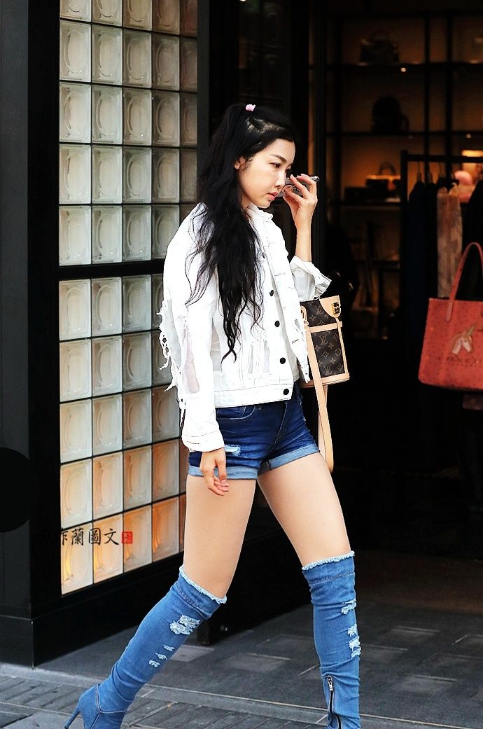 街拍:美女穿牛仔布的高筒靴,别有韵味