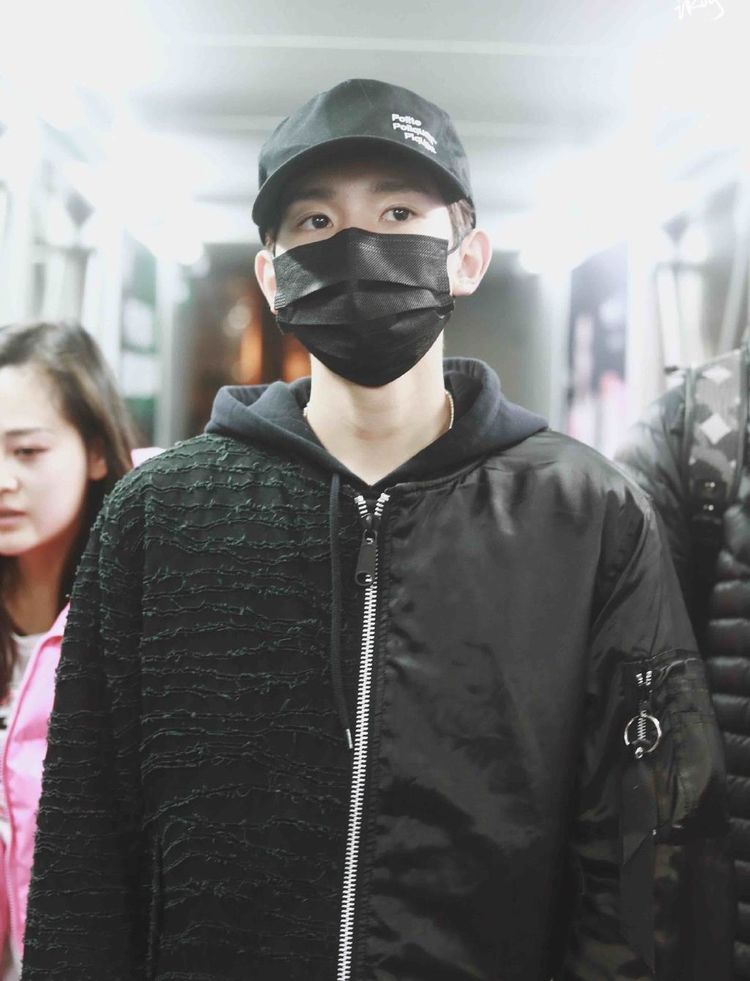 王源去了重庆一所大学,在学校涂鸦墙上签名,还