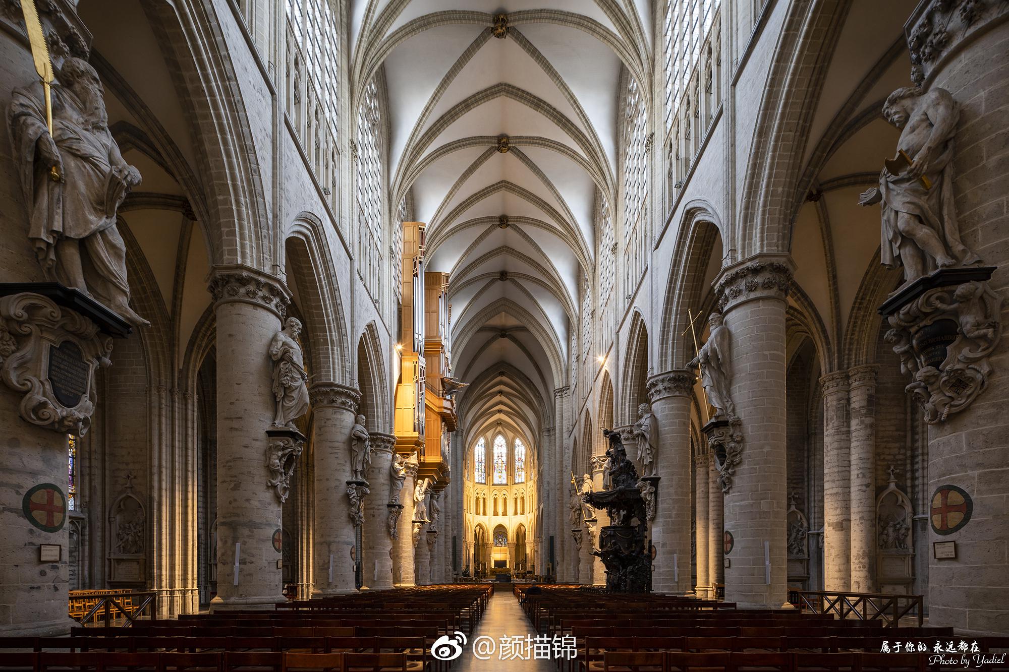 布鲁塞尔的圣米歇尔圣古都勒大教堂,始建于1047年