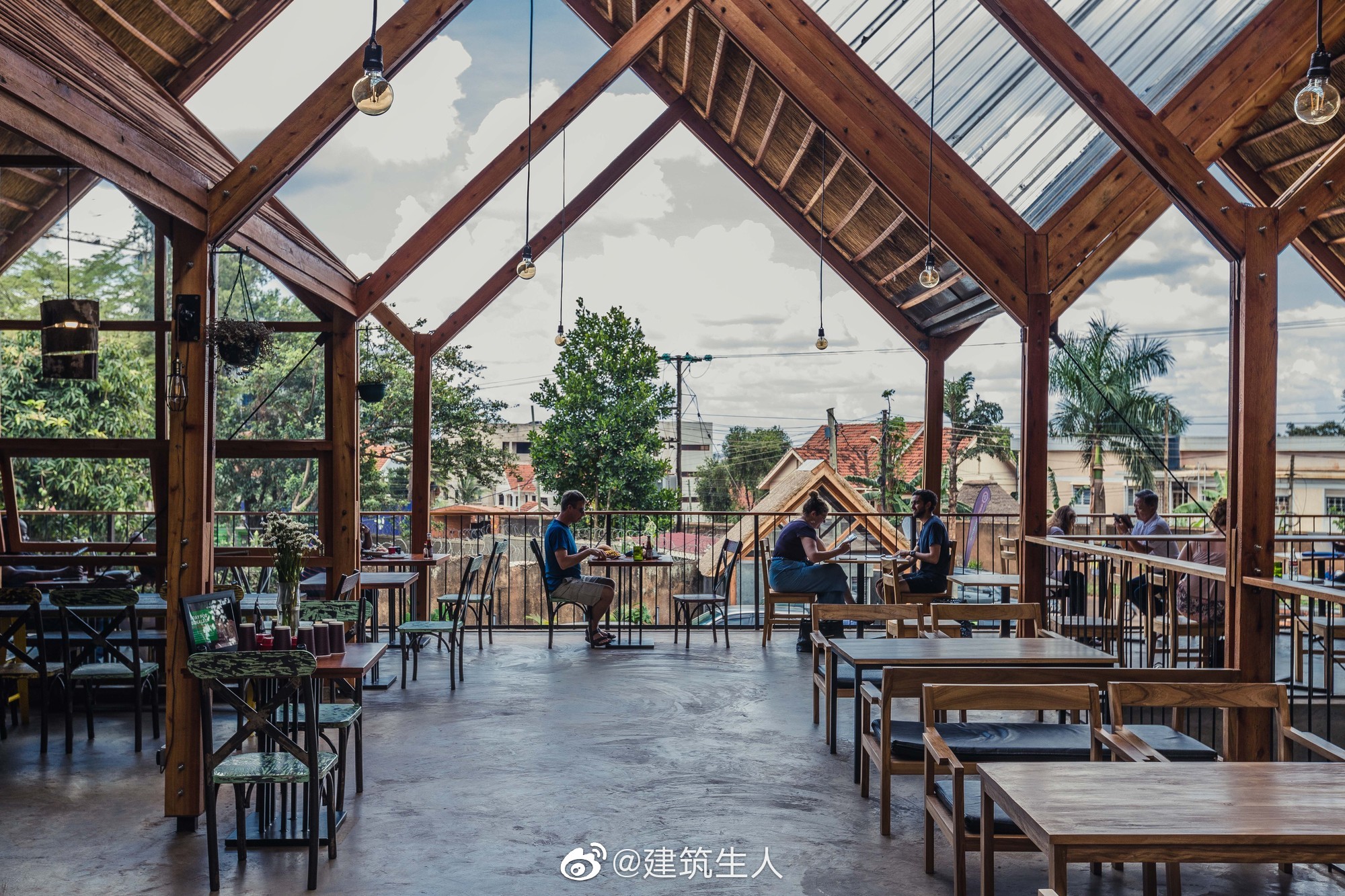 通过改进干燥和伐木工艺,我们成功将其变为一种足够坚固的材料,用于