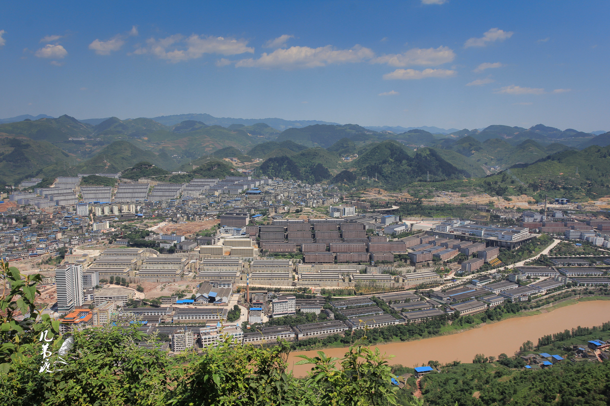 山上的观景平台,俯瞰茅台酒厂