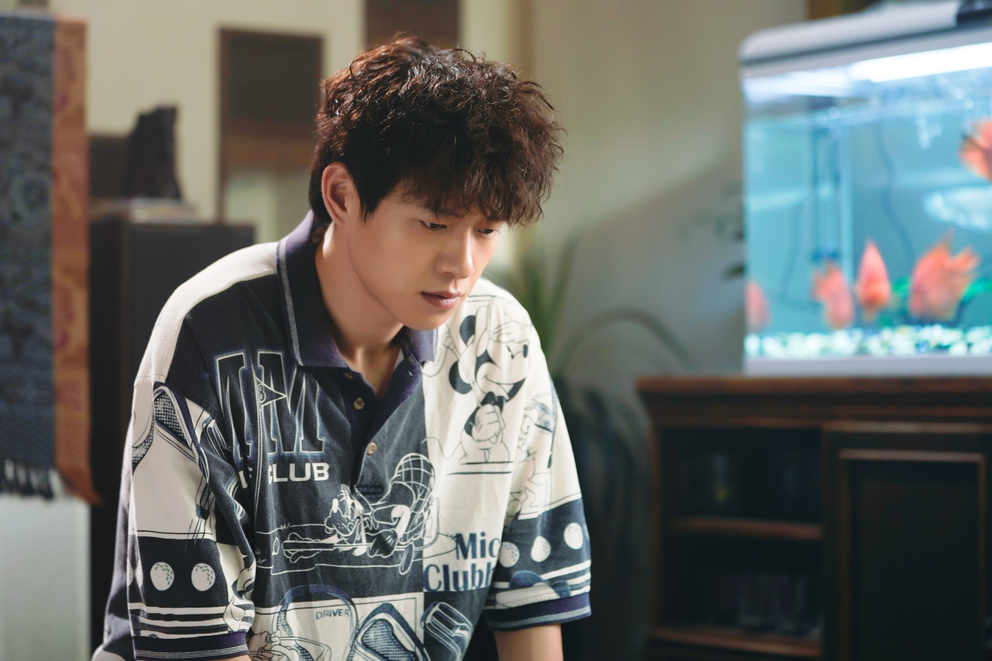 电影《小小的愿望》正在热映,演员@魏大勋 饰演的张正阳在片中的穿搭