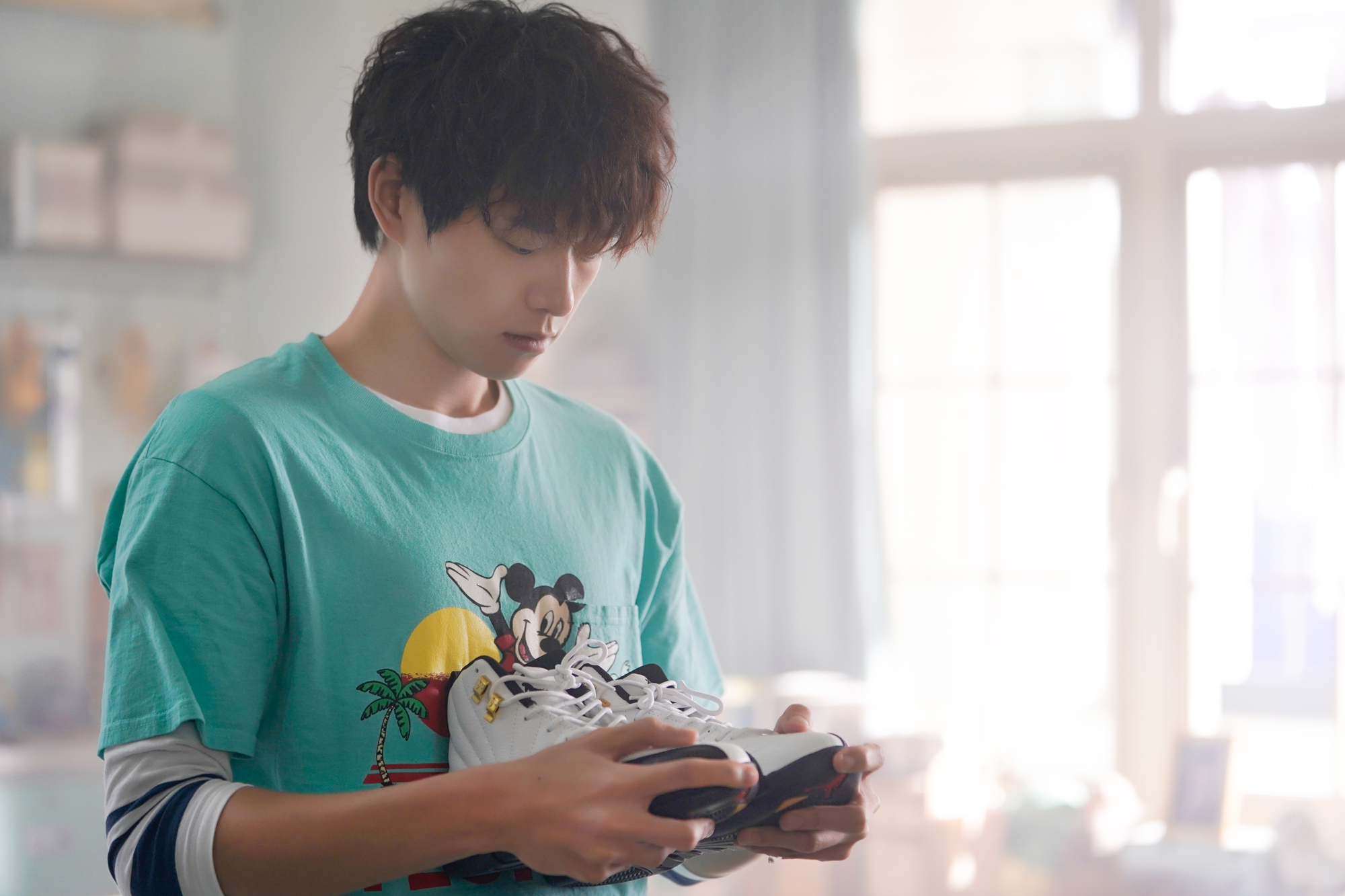 电影《小小的愿望》正在热映,演员@魏大勋 饰演的张正阳在片中的穿搭