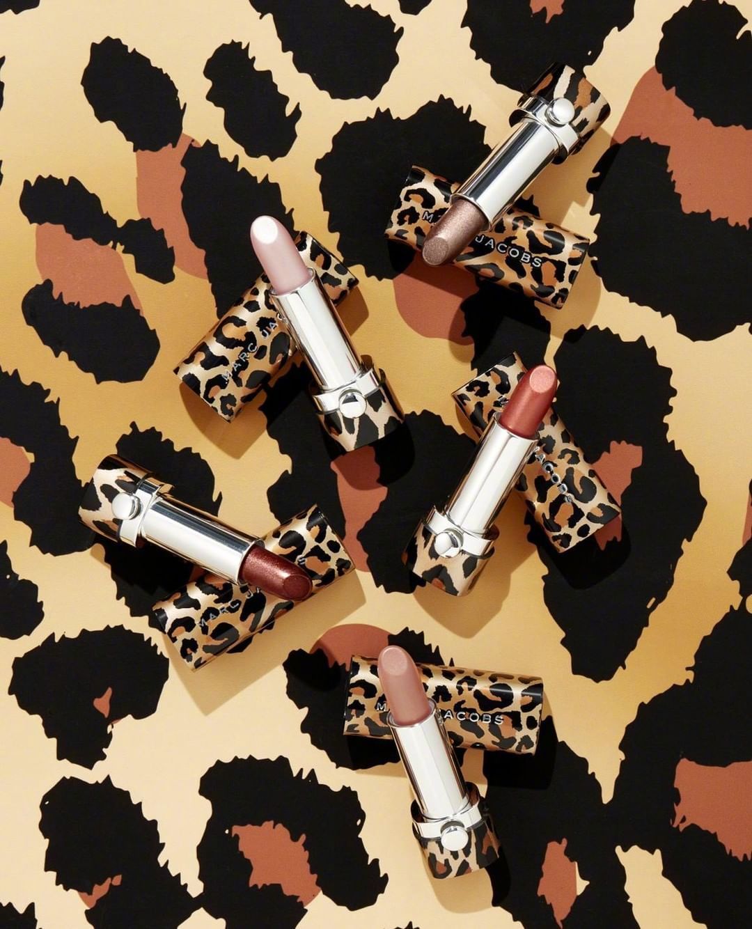 marc jacobs beauty 推出限量珍藏版豹纹leopard frost 系列彩妆