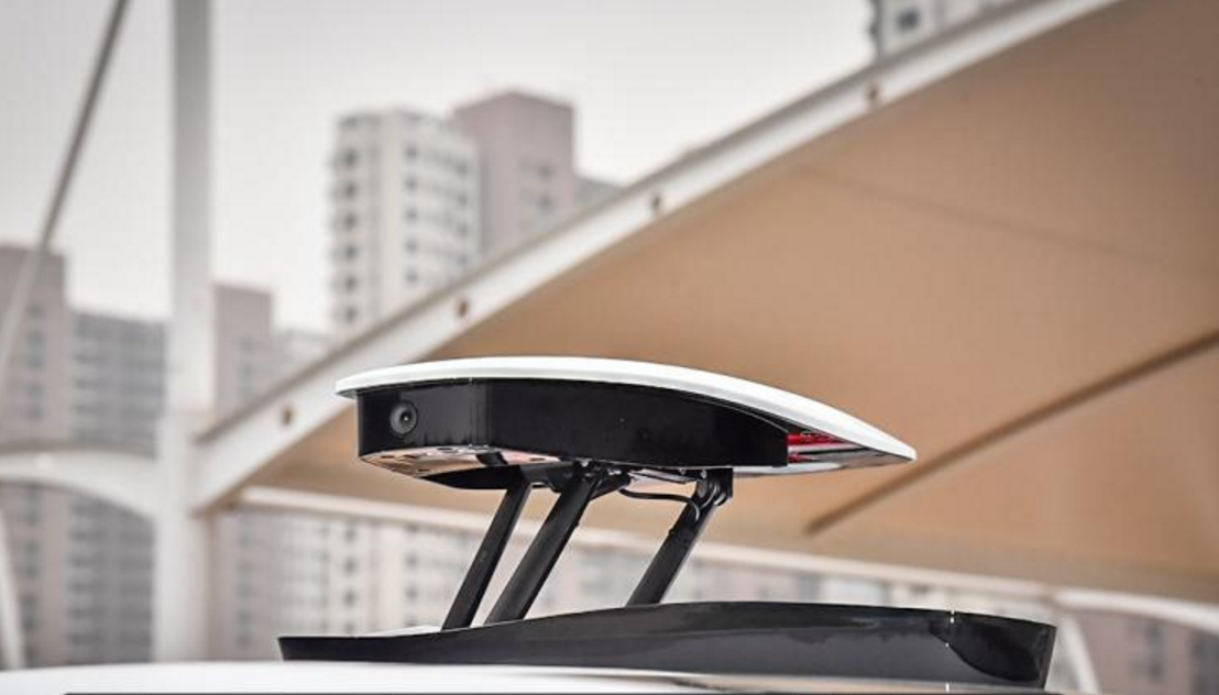 但最有意思的是小鹏g3顶配车型匹配了车顶360度旋转摄像头,除了常规的