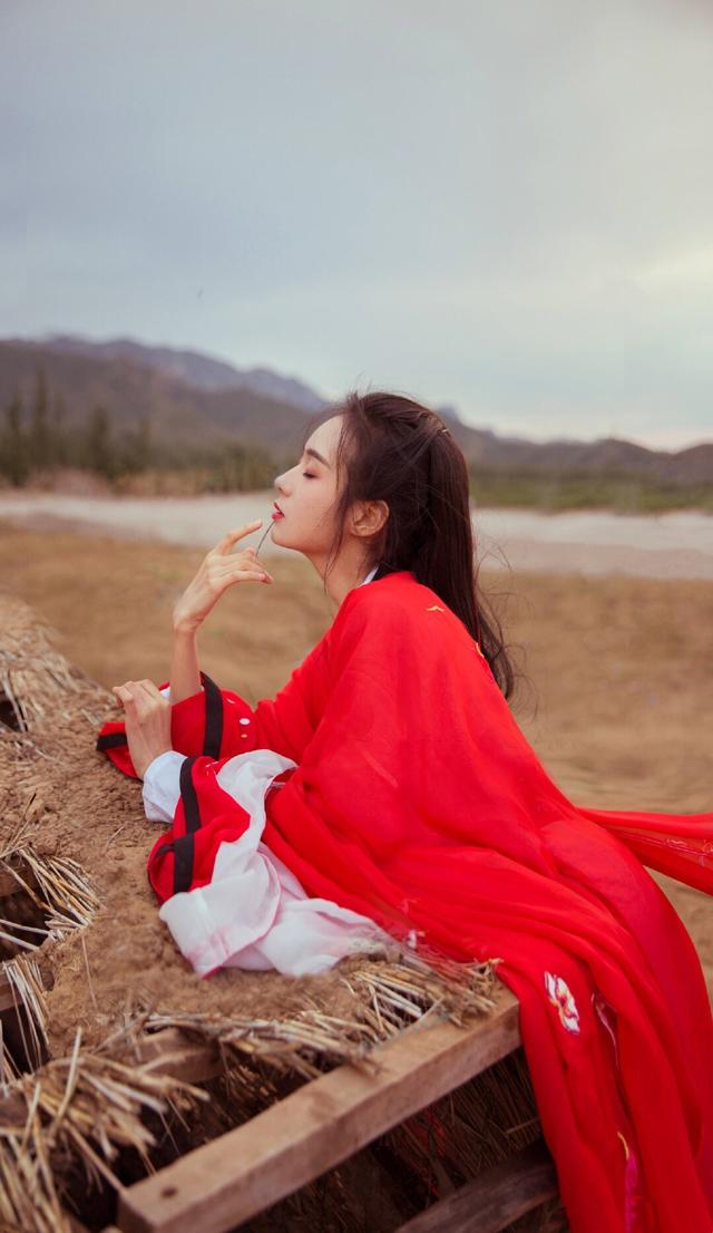 红色长衫长发披肩–郑合惠子