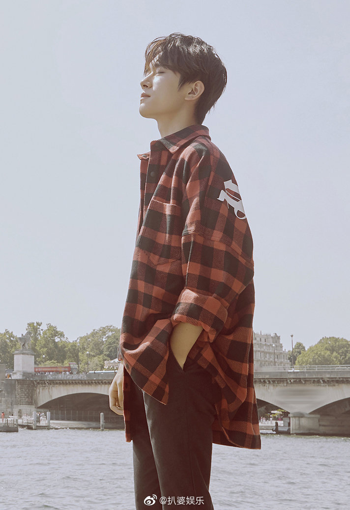 易烊千玺巴黎街拍塞纳河畔左岸的咖啡;我手一杯品尝你的美 @tfboy