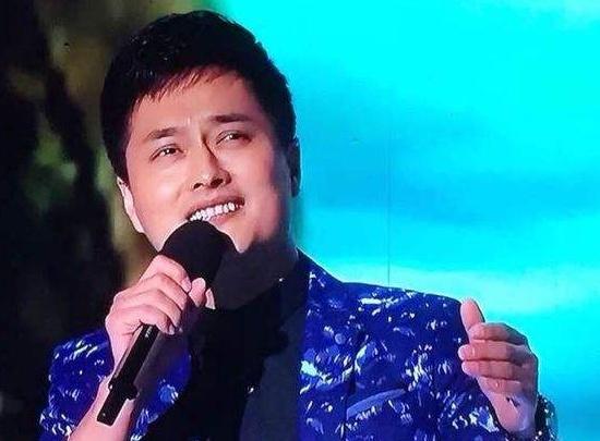 因赚钱少被老婆赶出家门,走红后娶女歌手,原配却想要与其复婚!