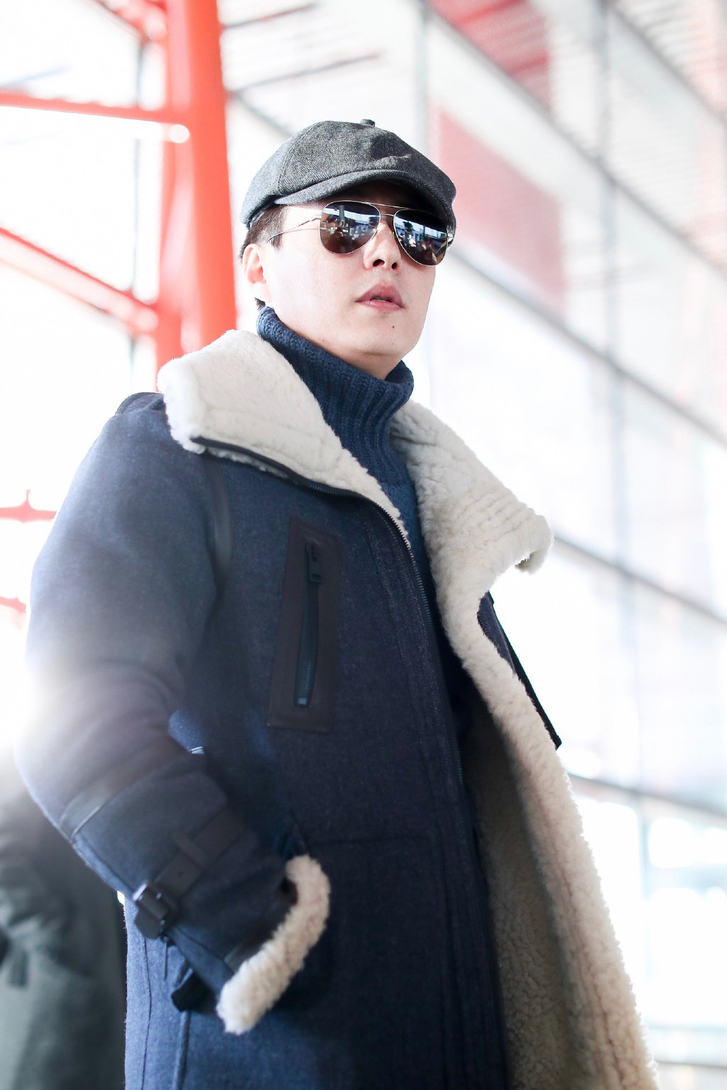 阳光温暖下的美男靳东,高领毛衣搭配帅气墨镜,又帅又型又保暖!