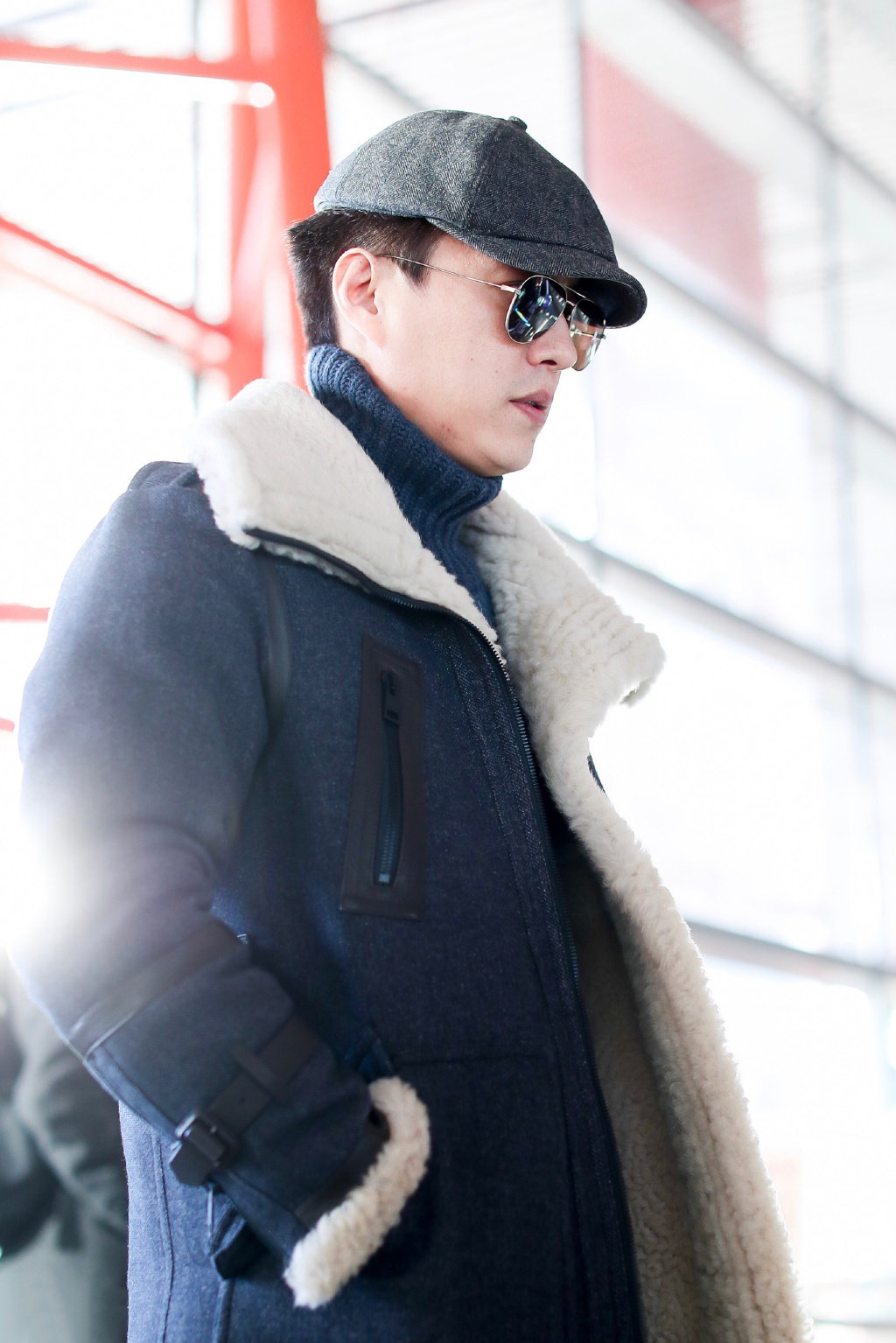 阳光温暖下的美男靳东,高领毛衣搭配帅气墨镜,又帅又型又保暖!