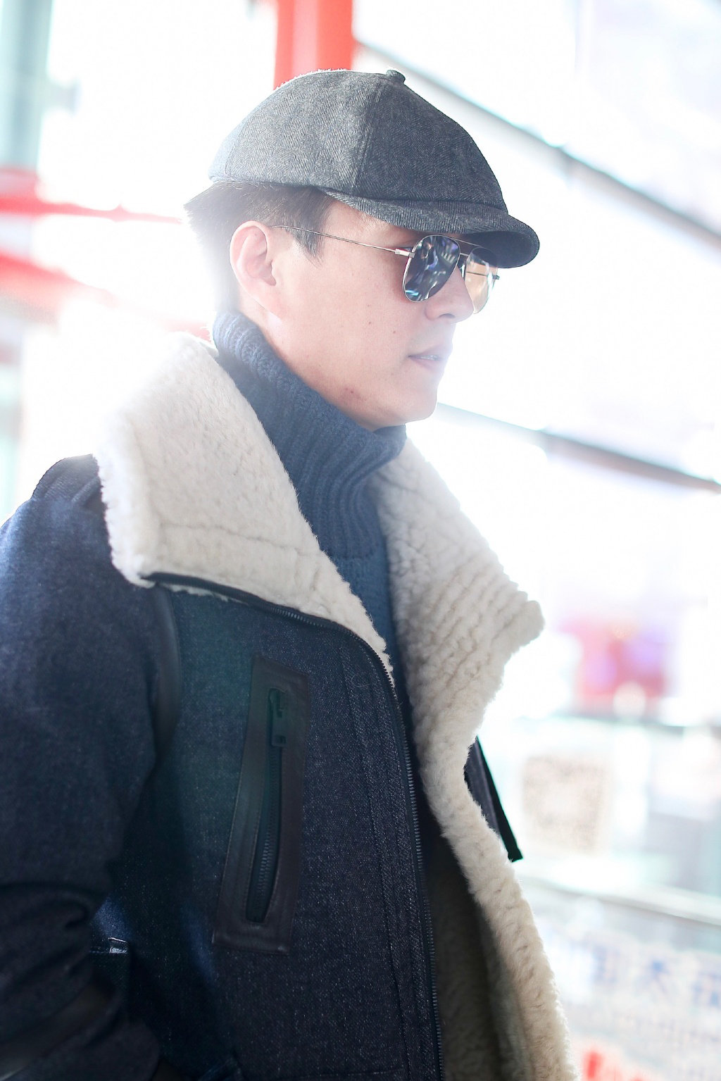 阳光温暖下的美男靳东,高领毛衣搭配帅气墨镜,又帅又型又保暖!